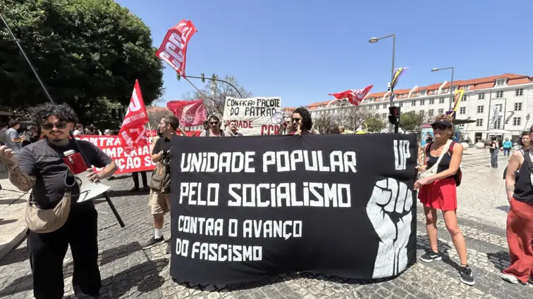 Protesto pela greve geral à frente do edifício da Assembleia da República | Mariana Moniz